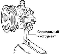 Установка насоса гидроусилителя в тисках